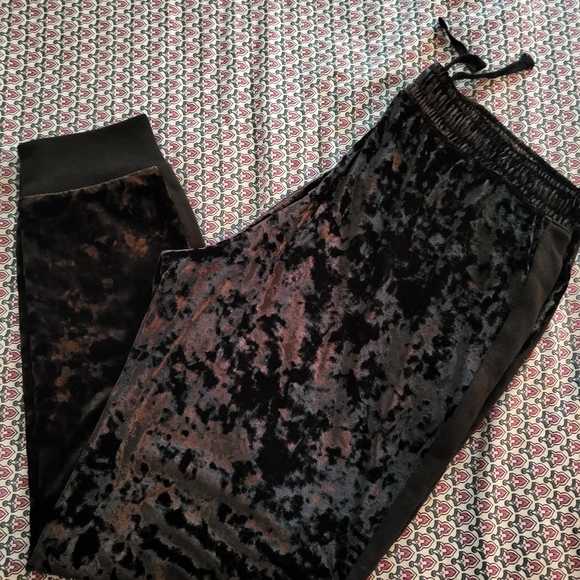 Vs pink crushed velvet joggers size large. NWOT - Picture 7 of 7
